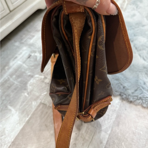 Louis Vuitton Samur 35 large Crossbody Bag bag - Picture 10 of 12